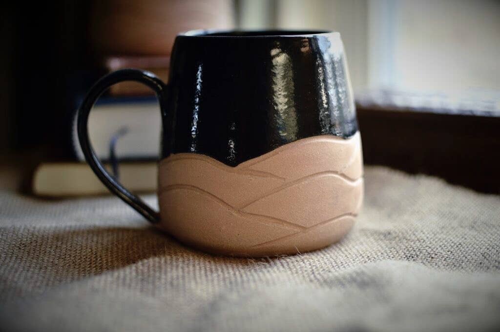 Mountain Mug in Black (plain clay)